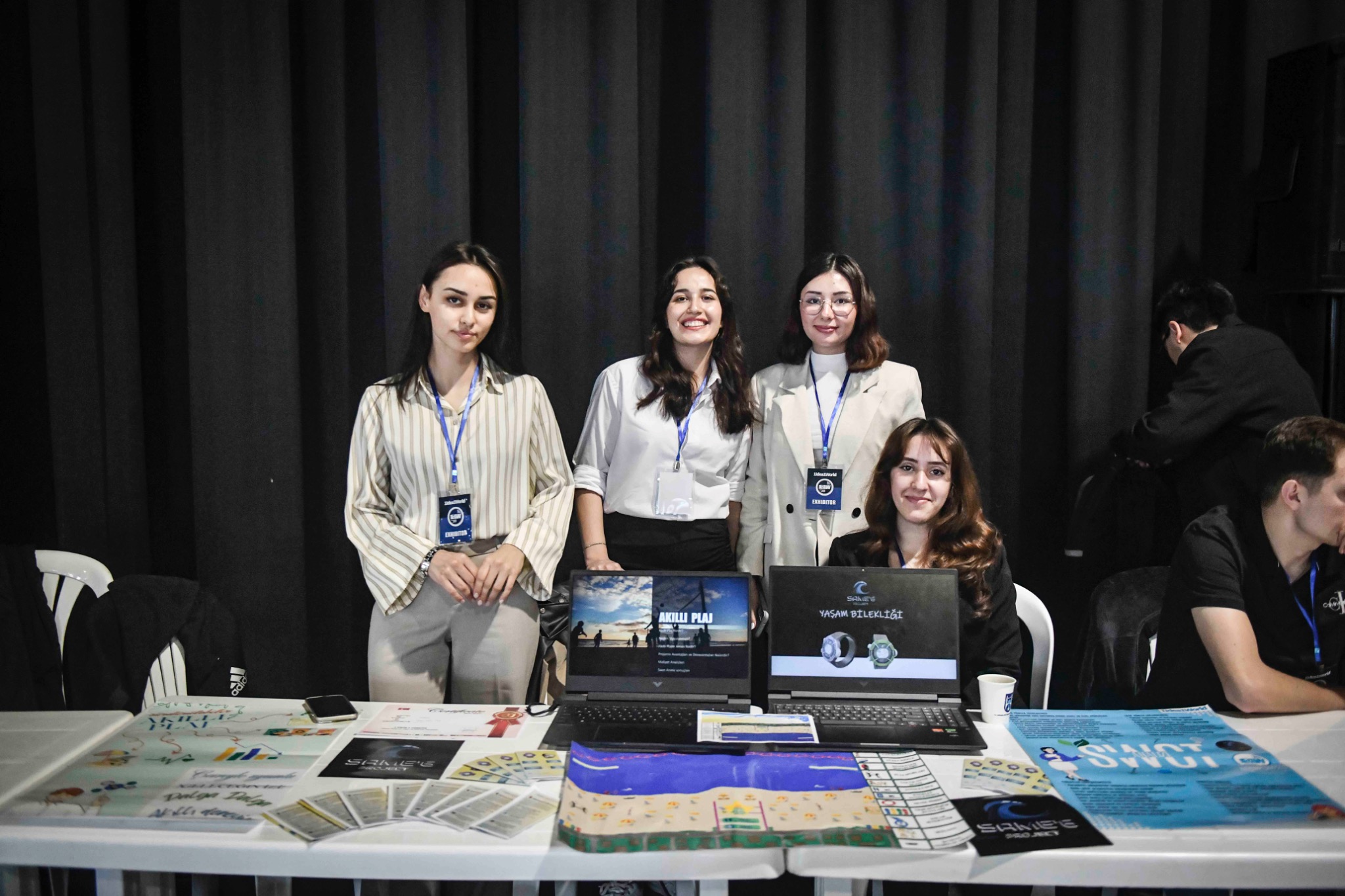 An exhibitor team at its project stand